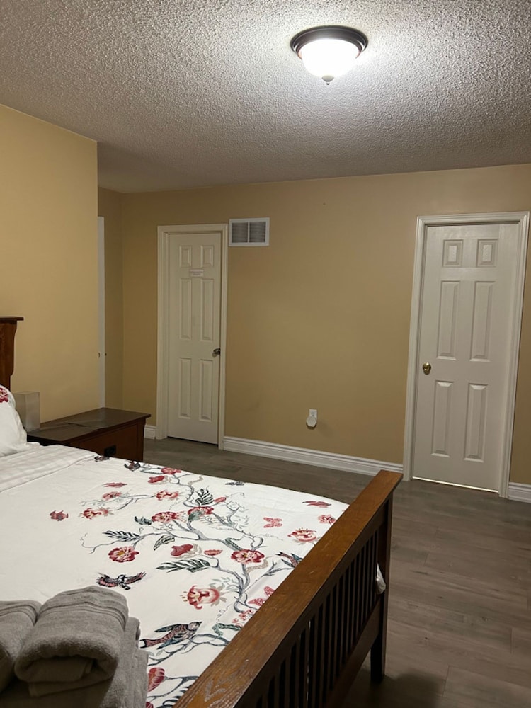 Brampton Retreat Quiet 2BR Residential Area