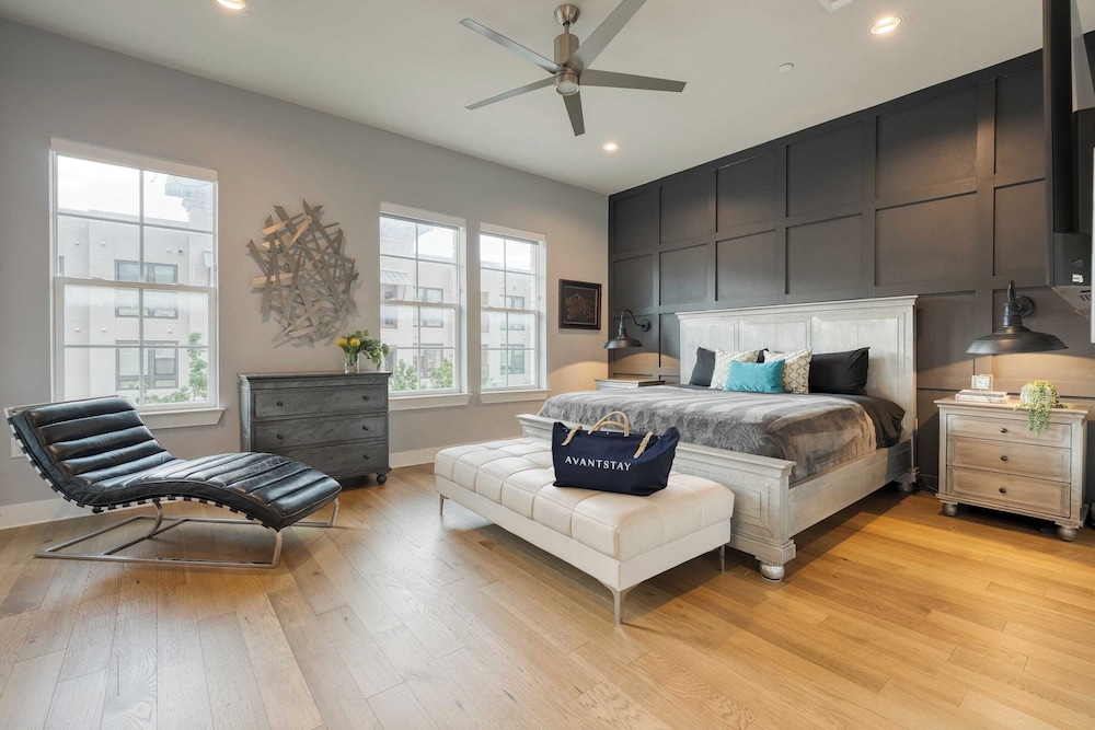 Town Lake Townhouse Hot Tub, Game Room & Skyline Views