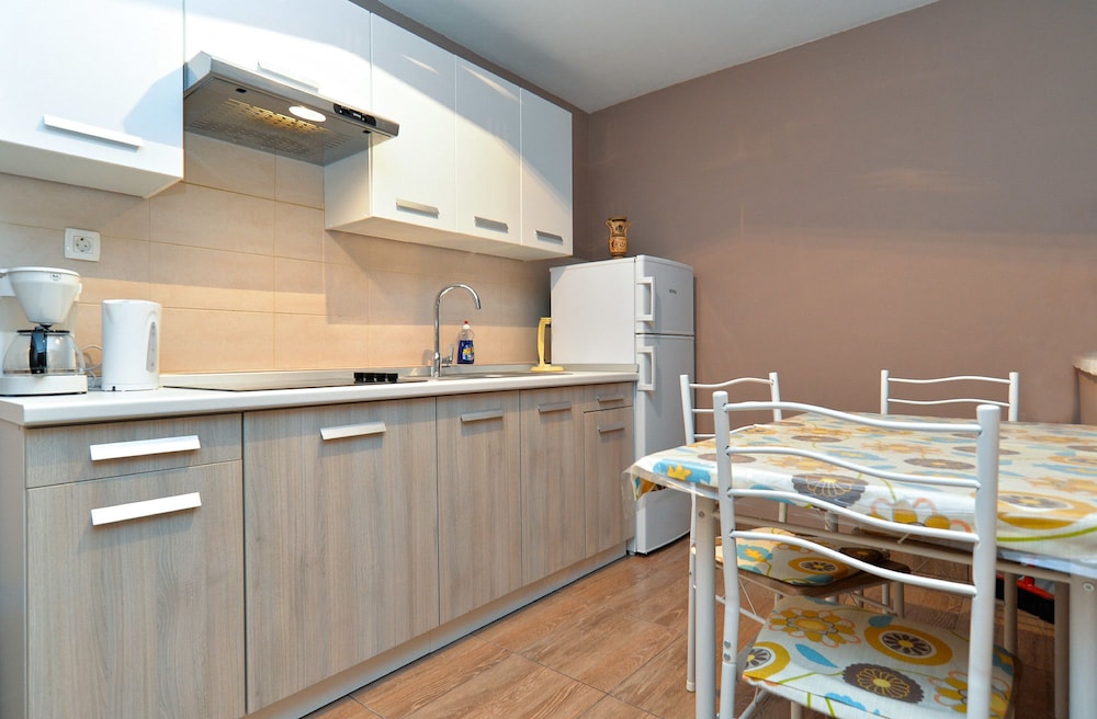Apartment 877