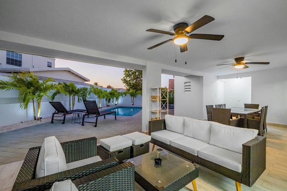 NEW Modern 3 Bedroom 10 Minute Walk to the Beach