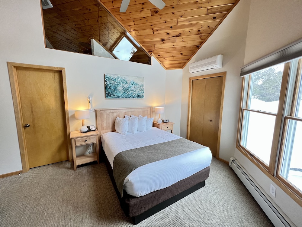 Bluefin Bay on Lake Superior view 2