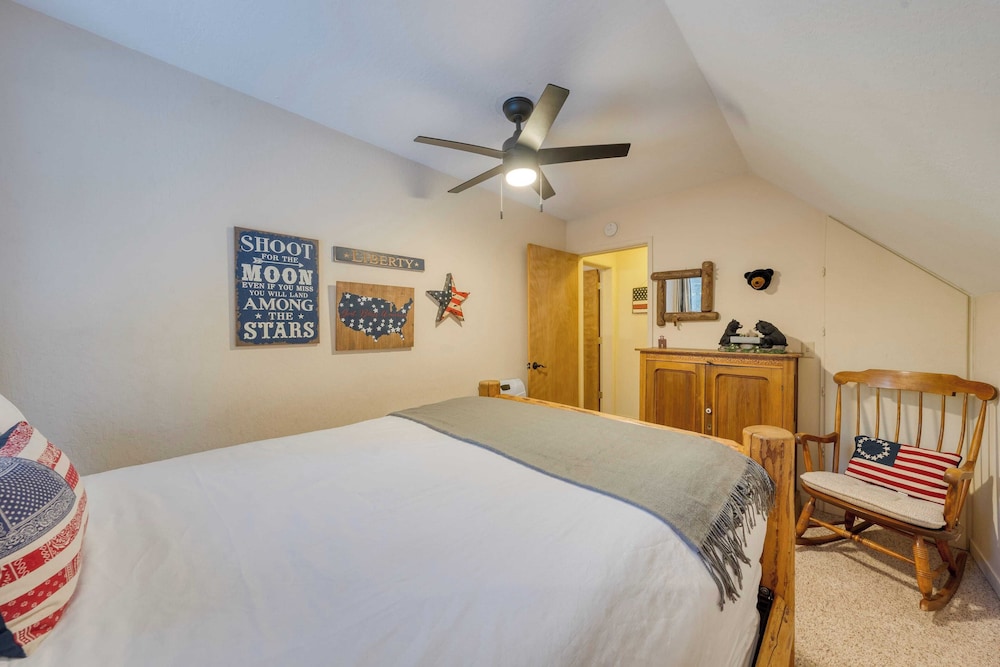 Mountain Cabin w/ Fireplace, Balcony & Easy Ski Access Bear Americana