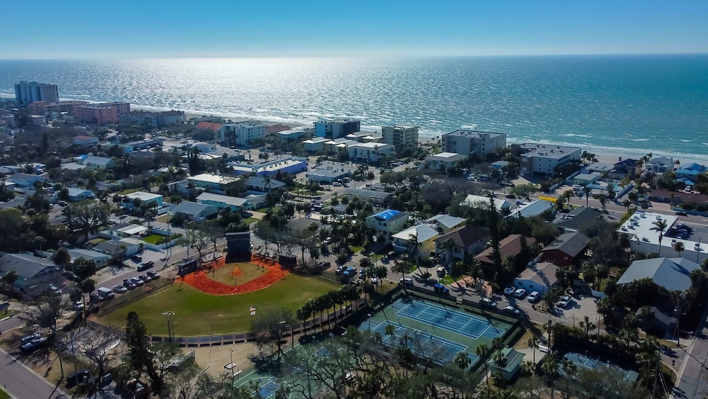 Simple Rooftop Gem 2 Blocks 2 Beach Pets Allowed