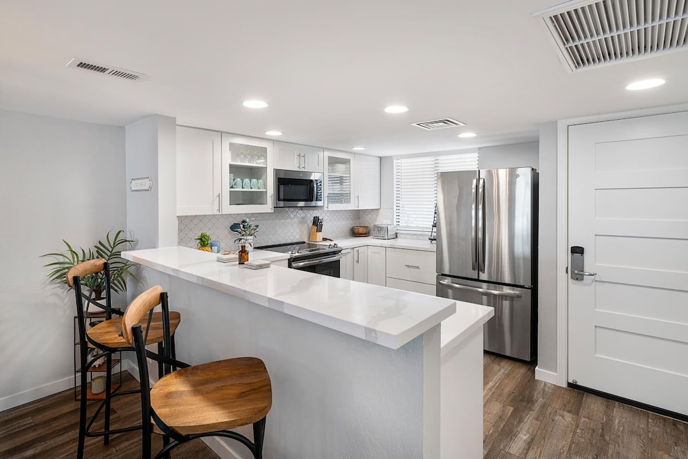 Complete Remodel - Ocean & Mountain Views - Concierge - Walk to Magic Sands - Vrkcv