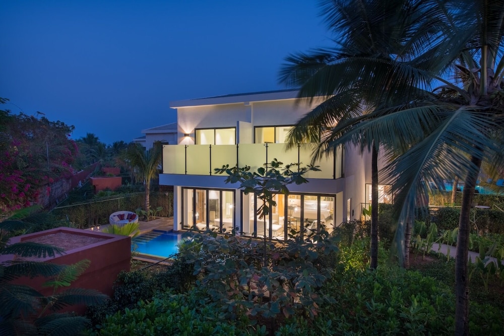 Azaya Pool Suites