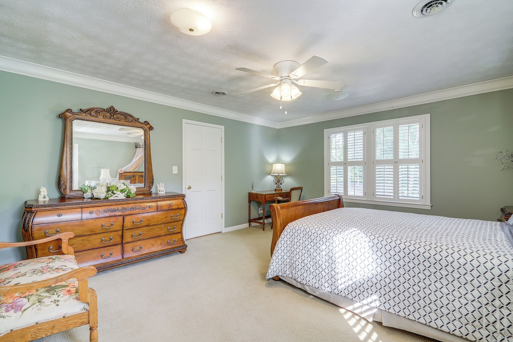 Game Room + Pond: Spacious Gainesville Getaway!