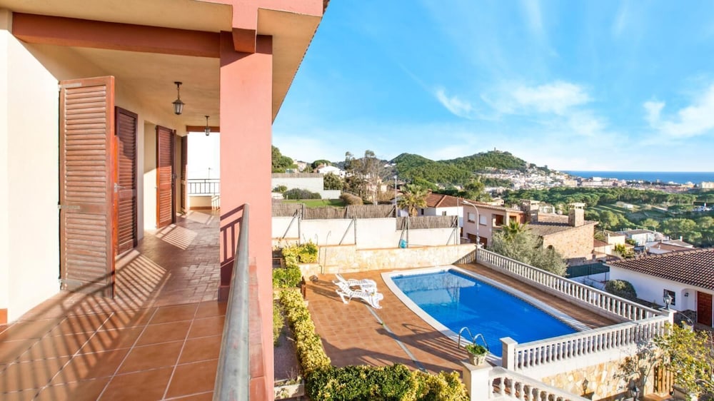 Vila Maer in Blanes With 5 Bedrooms and 2 Bathrooms