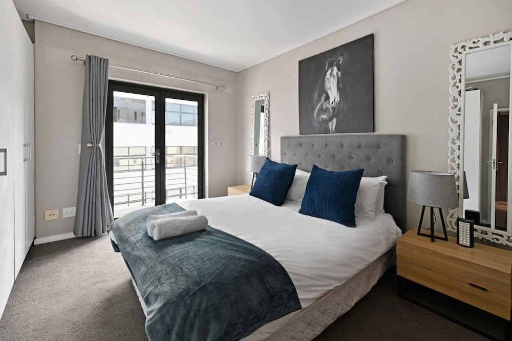 Modern 3-bed Apt Designer Touch Mountain Views