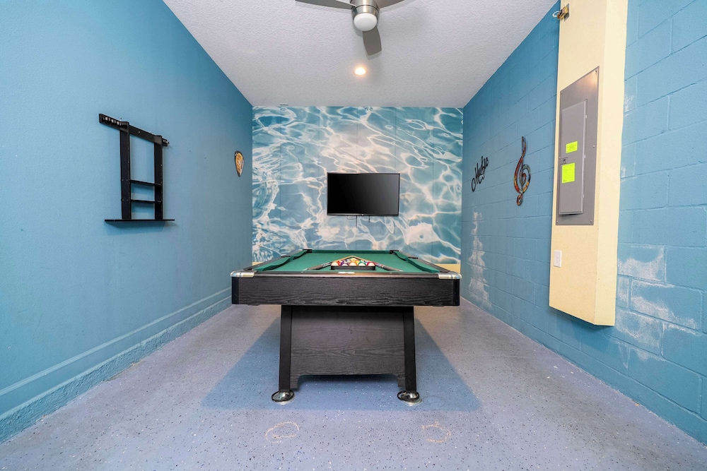 Stunning Game Room & Pool Jacuzzi Storey Lake 2799
