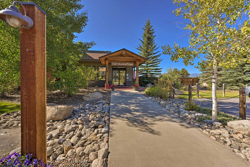 Cozy & Chic Mountain Condo w/ Community Perks