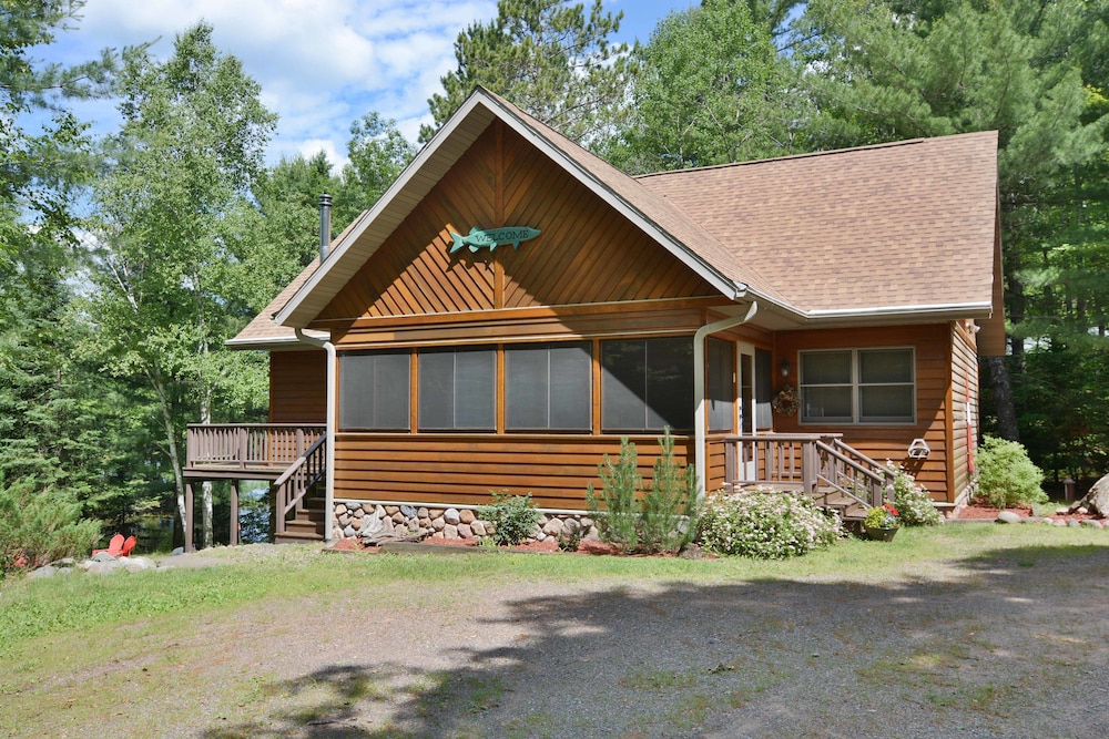 Spacious Cascade Chalet with Cozy Fireplace by RedAwning