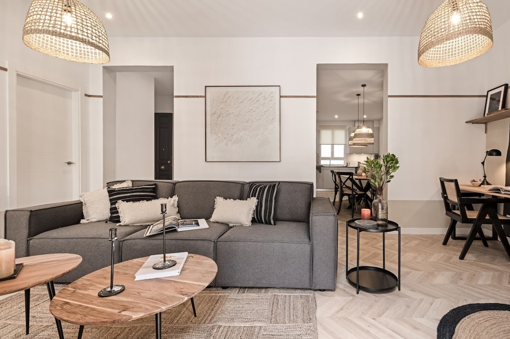 Garos - 2 Bedrooms in Malasa a