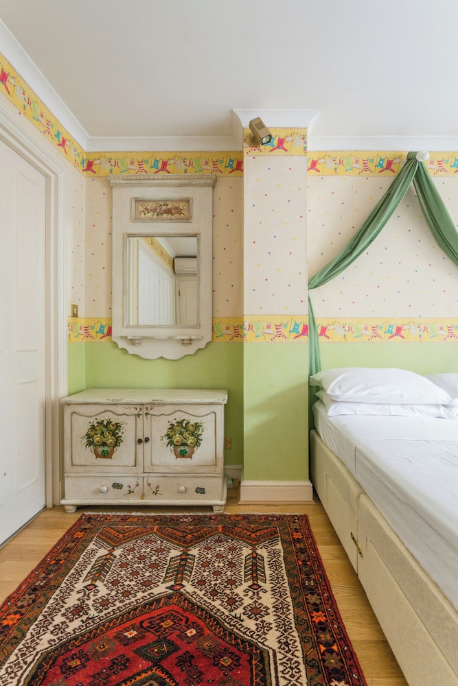 Hyde Park Gate II by Onefinestay