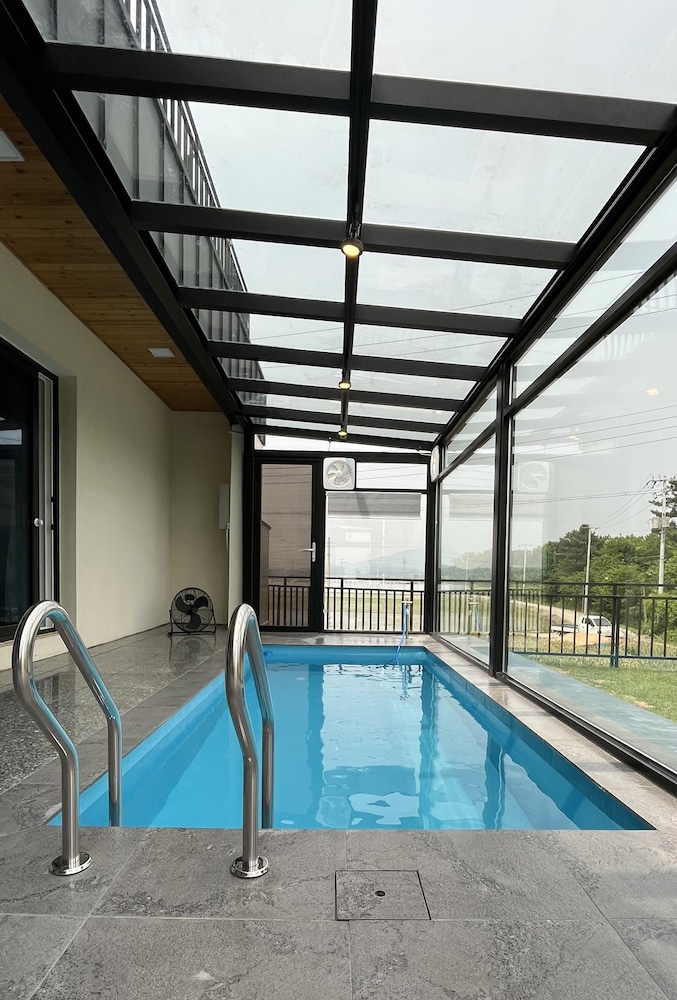 Sea & You pool villa pension