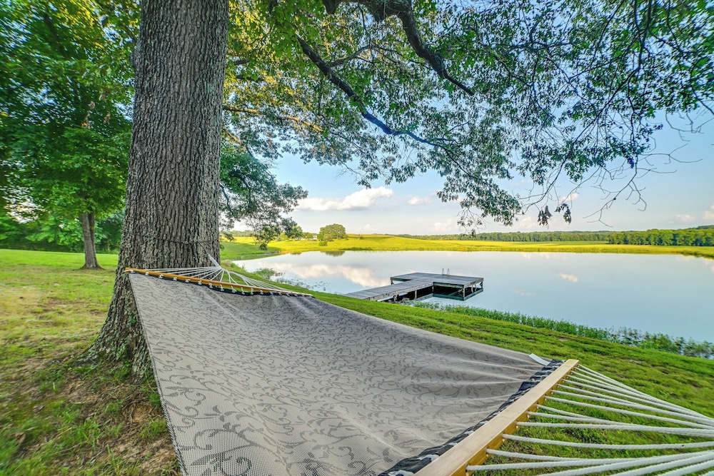Private Lake & Dock: Log Cabin, 2 Mi to Clay!