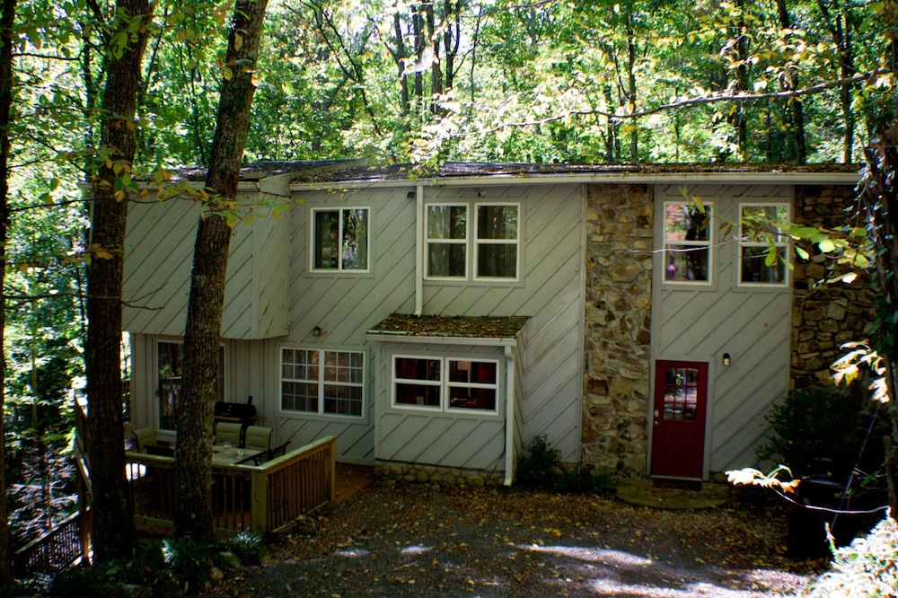 Scenic Solitude 3 Bedroom Cabin