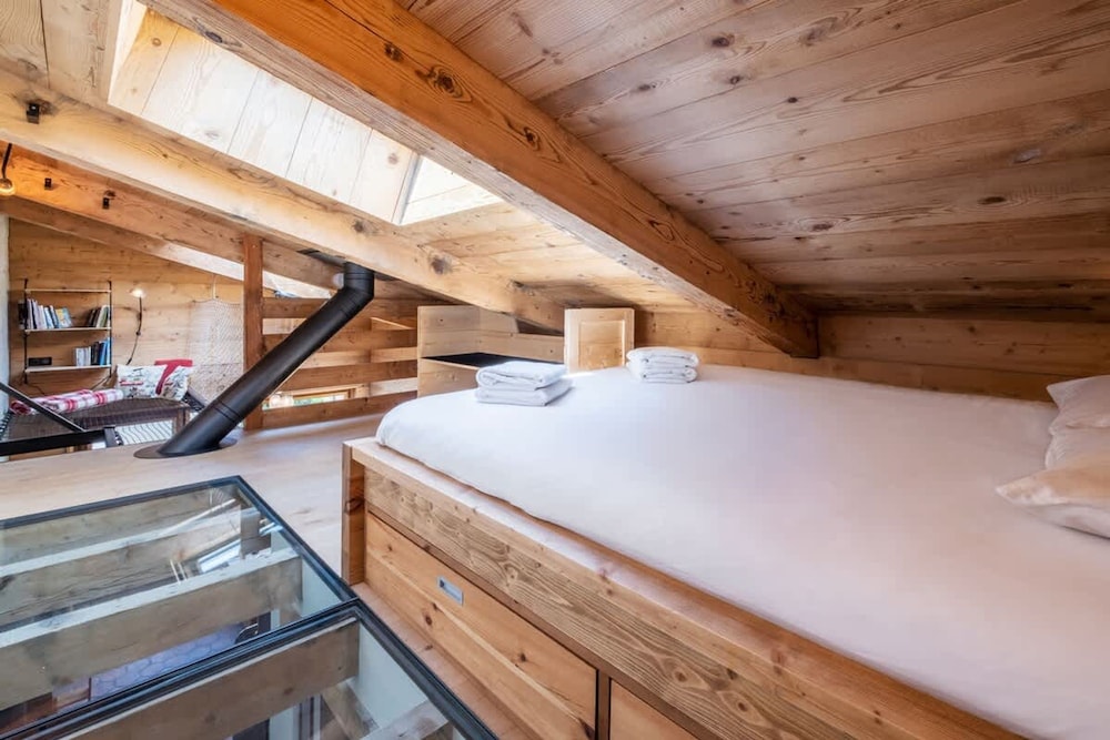 Chalet Racar for 4 People Town Center and Mountain View
