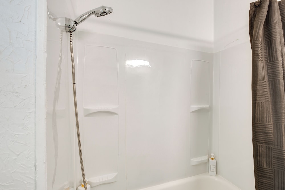 Modern 2BR Kansas City Condo Near Downtown