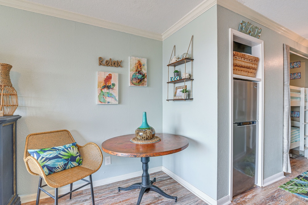 Pool & Hot Tub Access: Beachside Galveston Condo!