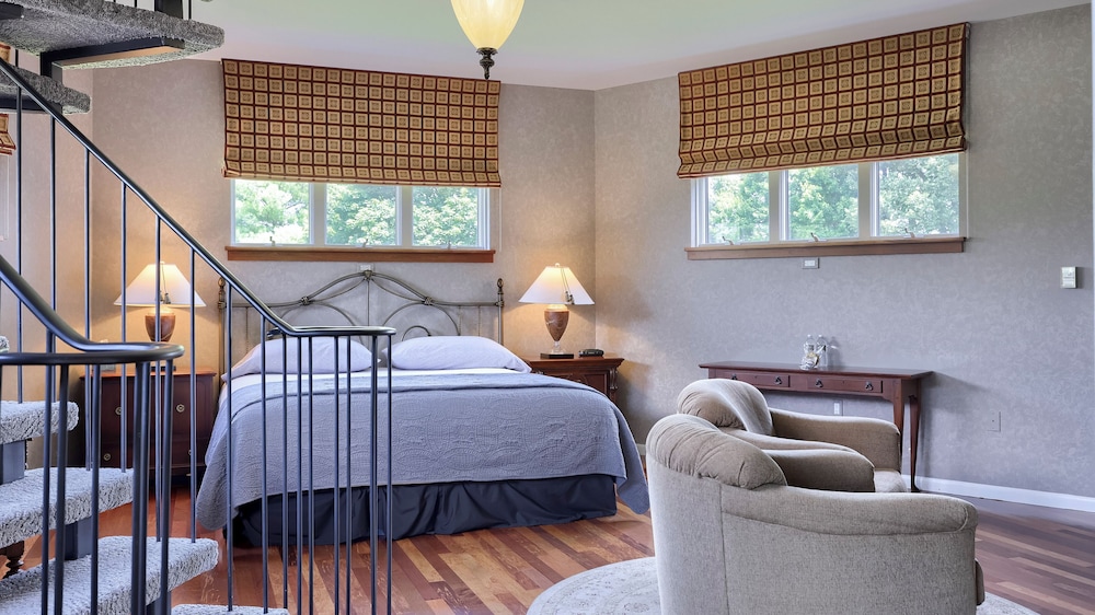 Twin Pine Manor Bed & Breakfast