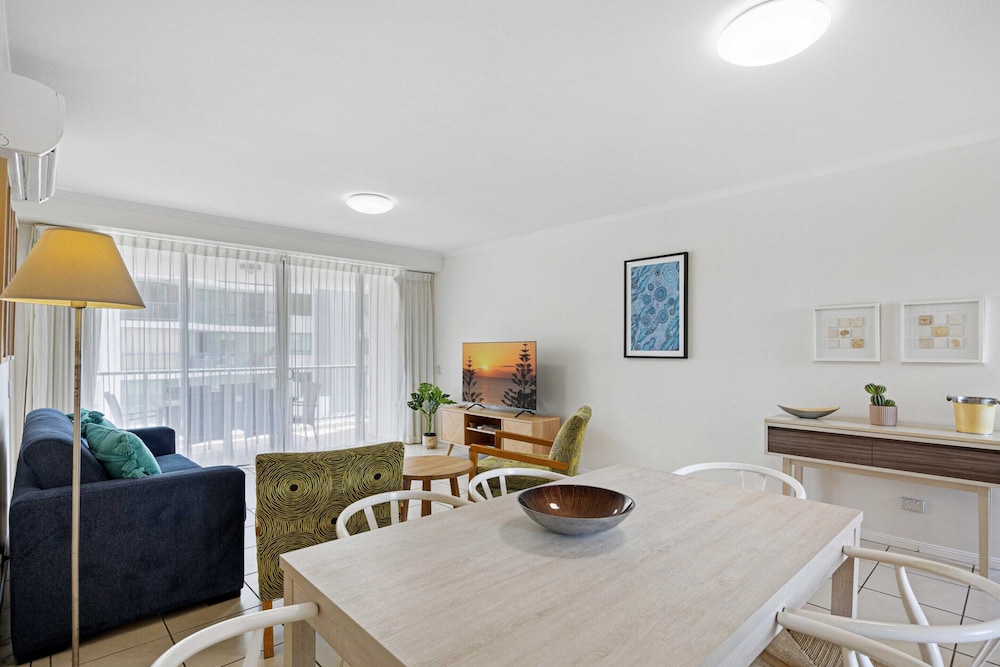 Beachside 2-bed With Pools, Gym, BBQ and Parking