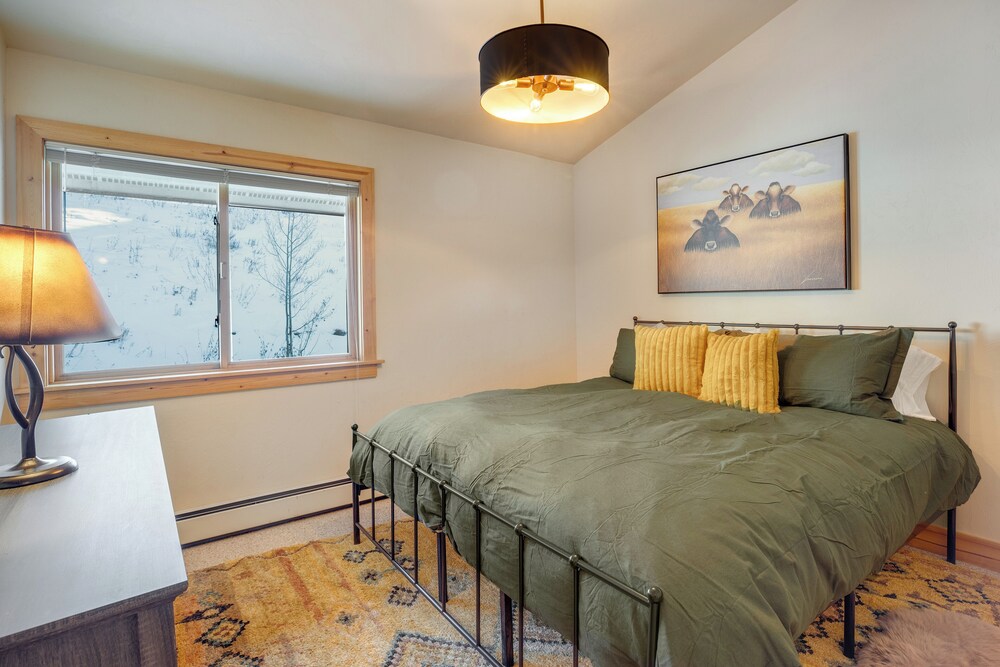 Walk to Lift! Luxe, Updated Cbmr Home w/ Mtn Views