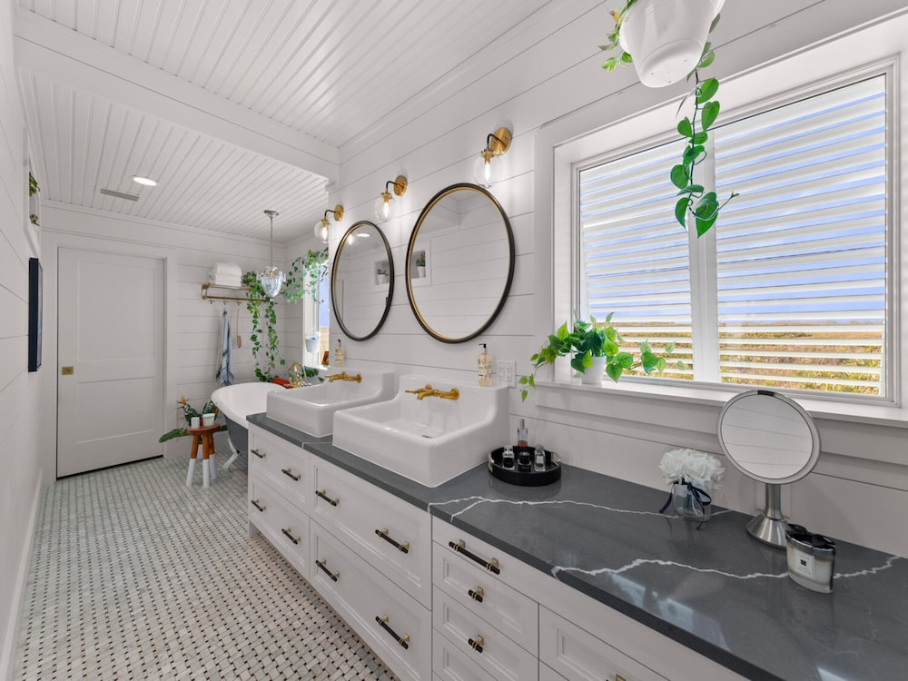 Ocean Paradise by Distinctive Beach Rentals