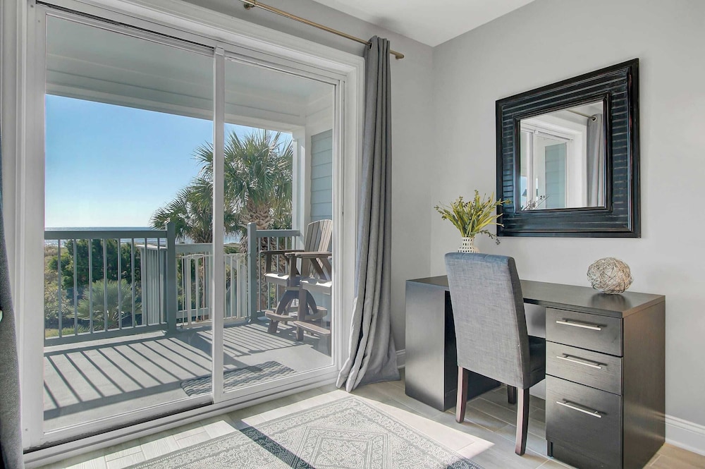 Beachfront 3bdr Condo w/ Pool & Deck Ocean Views Ocean Blvd #102 by Avantstay