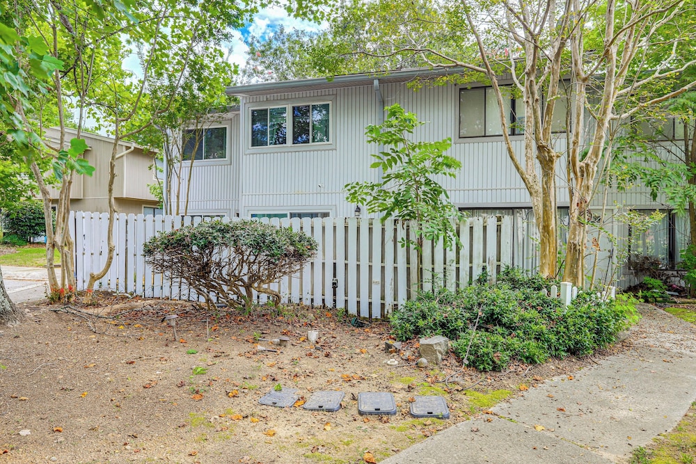 Steps to Park: Dog-friendly Condo in Conyers!