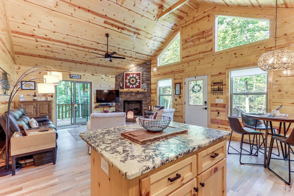 10 Mi to Main St Murphy: Cabin w/ Covered Deck!