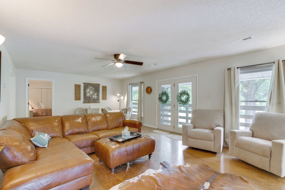 7 Mi to Tennessee River: Home w/ Patio in Florence