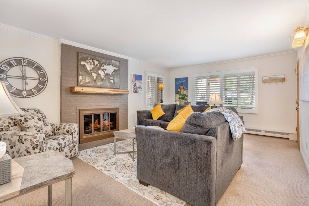 Convenient 2 Bedroom Condo in Vail Near Golden Peak Lift - Walk to Shops, Skiing & More