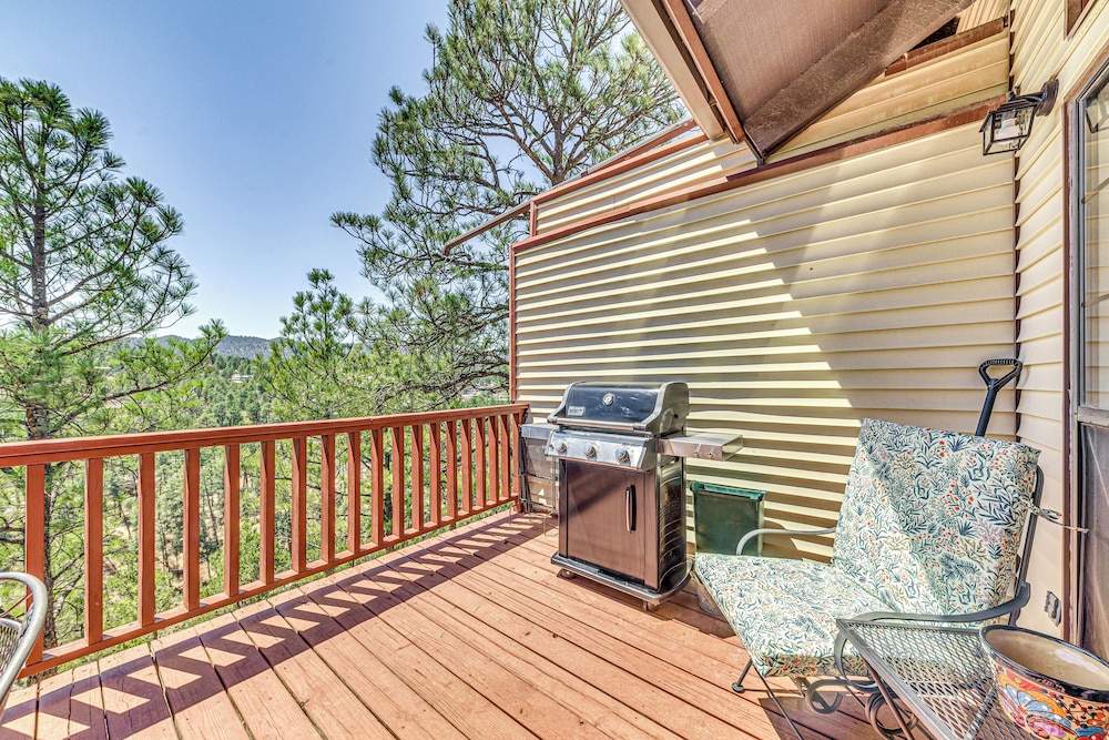Walk to Dtwn Ruidoso: Mtn-view Condo w/ Pool!