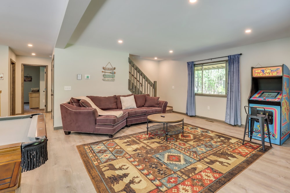 Hot Tub & Community Beach: Albrightsville Home!