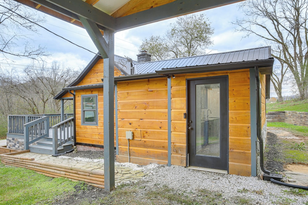 Walk to Cordell Hull Lake: Chestnut Mound Cottage