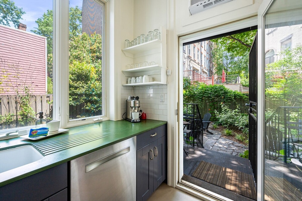 Adelphi I 3BR Ft Greene w Backyard Patio Porch