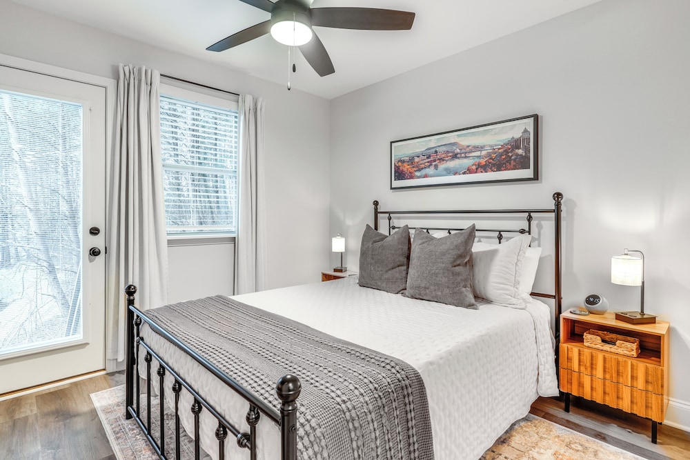 Ideal Location & Mountain Views: Chattanooga Home!