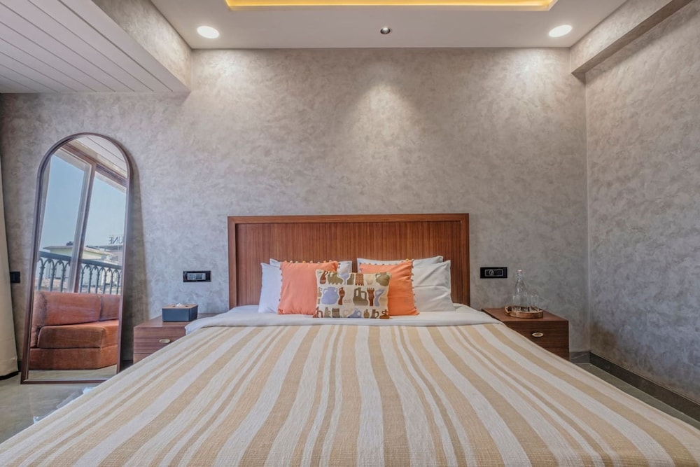 Modern 1BR With Pool 5min Drive to Candolim Beach