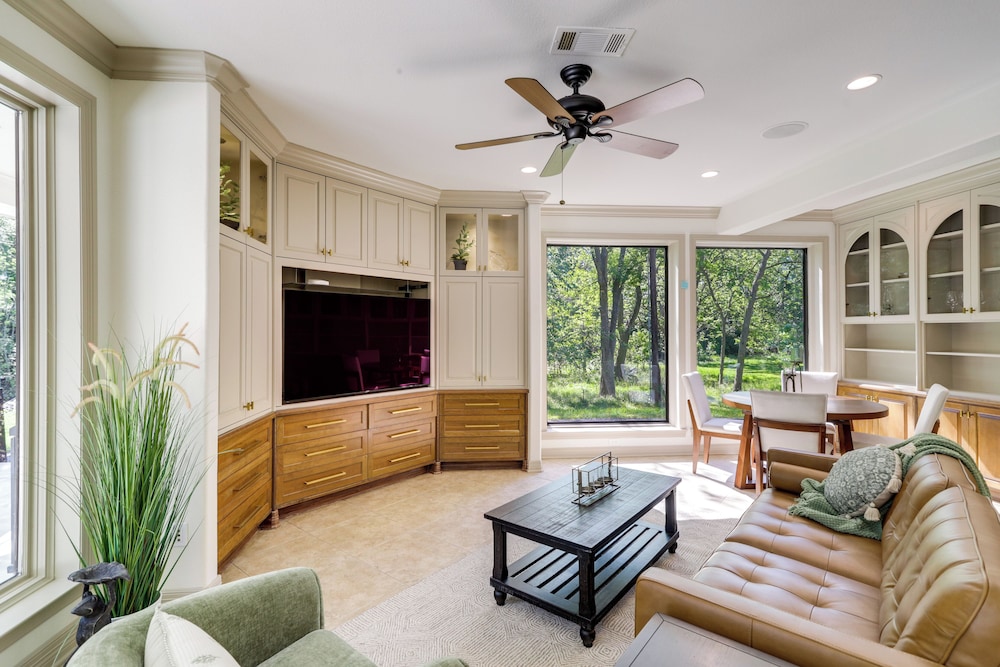 Private 25 Acre Estate w/ Lake: Fish & Canoe!