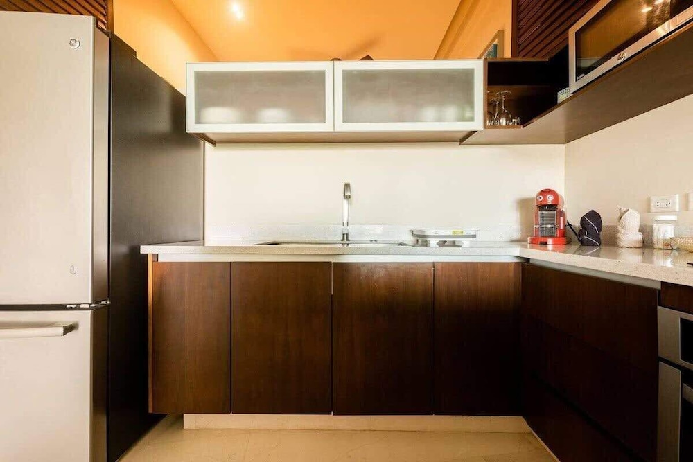 1 Br. Steps From the Beach Roof W/ocean View