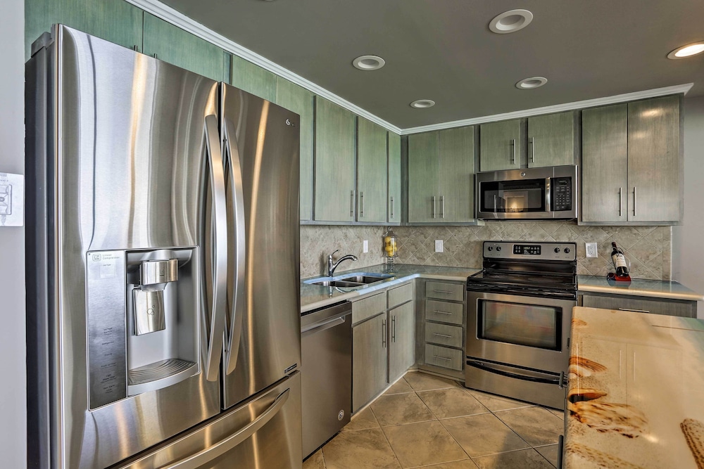 Panama City Beach Condo w/ Balcony & Ocean Views