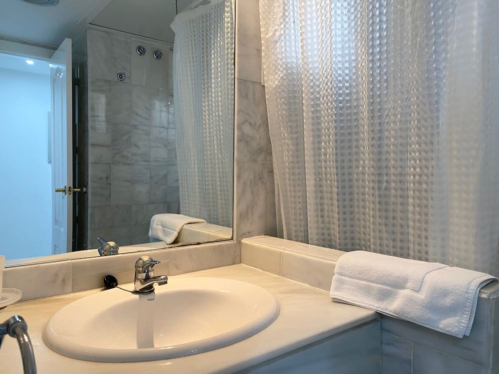 2 Bedroom Close to the Pool F-4