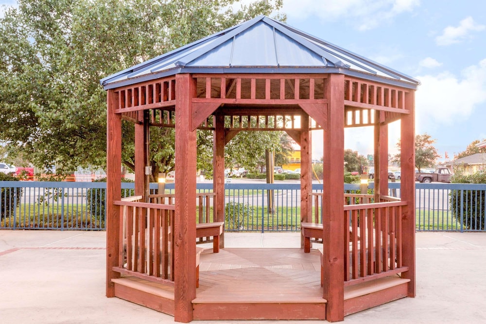 Hattiesburg Vacations - Super 8 by Wyndham Hattiesburg South - Property Image 11