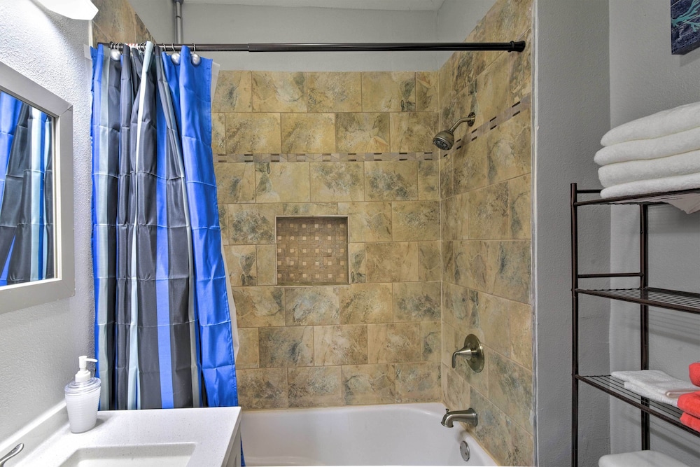 Convenient Apt w/ Golf Carts & Grill Access!