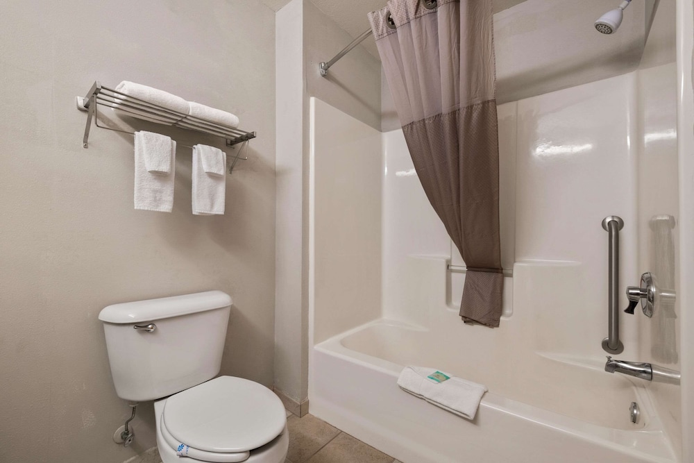 Rodeway Inn and Suites Tomahawk - Property Image 10