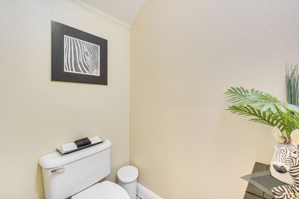 Golf, Fish & More: Cozy Safari Unit in Atwater!