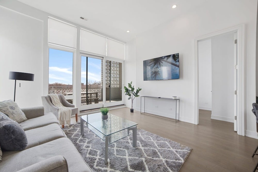 4-bedroom Penthouse w 2 Large Balconies Rooftop