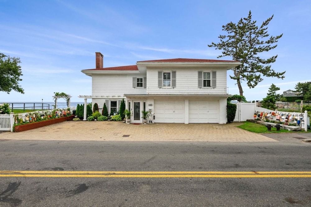 Coastal Charm Lobster Ch Teau