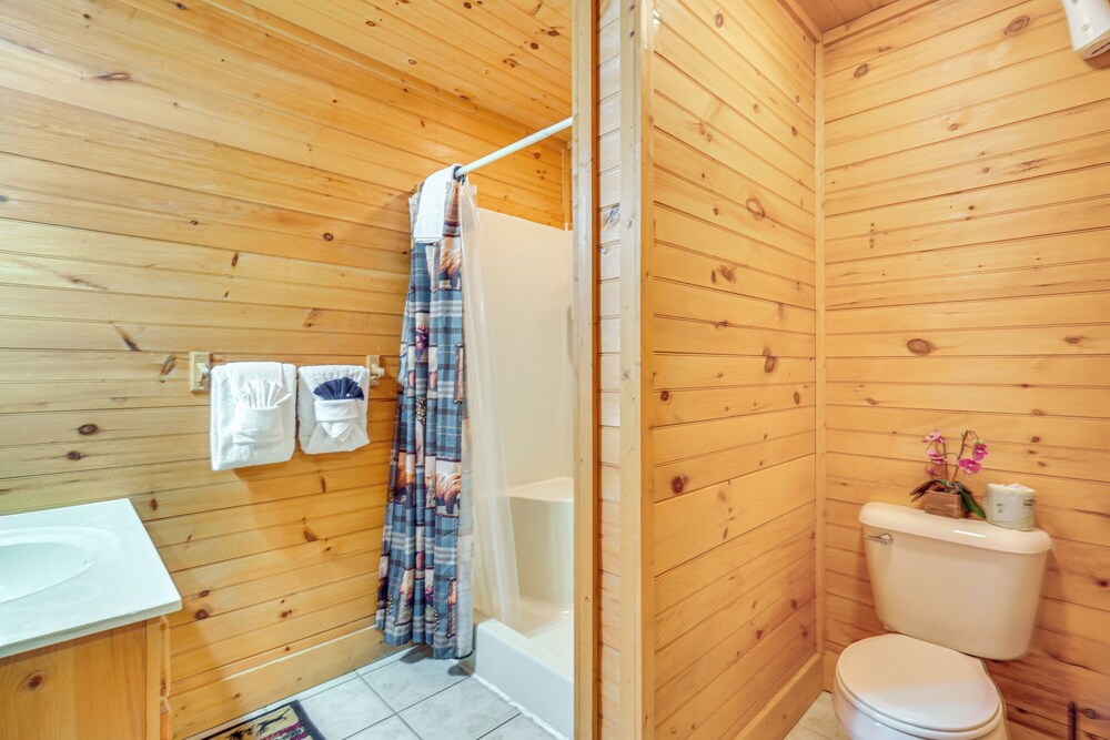 5 Mi to Gsmnp: Cabin w/ Hot Tub & Game Area