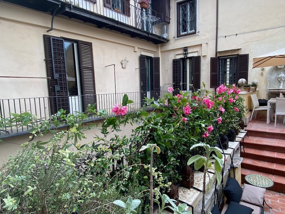 A Prince in Rome Elegant Navona Terrace Apartment